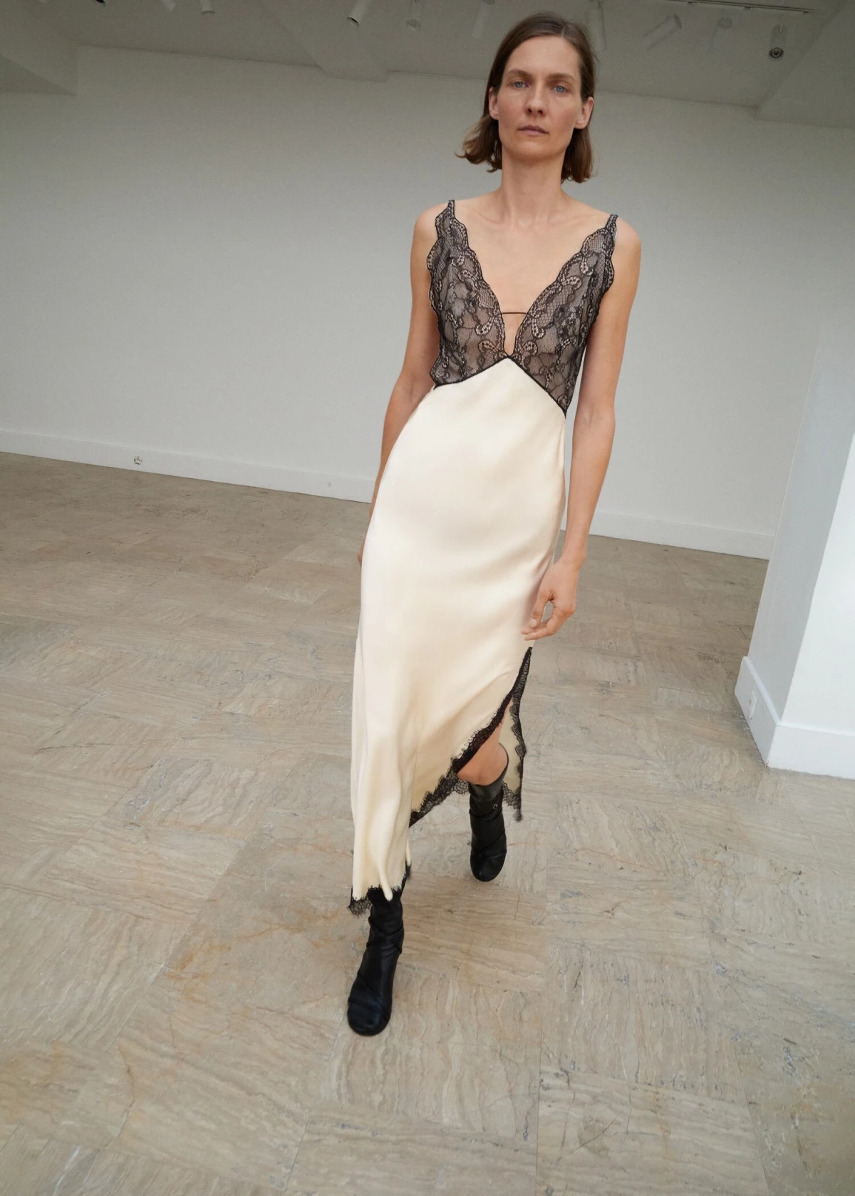 Pronašli smo satensku haljinu s čipkom idealnu za slojevito jesensko odijevanje