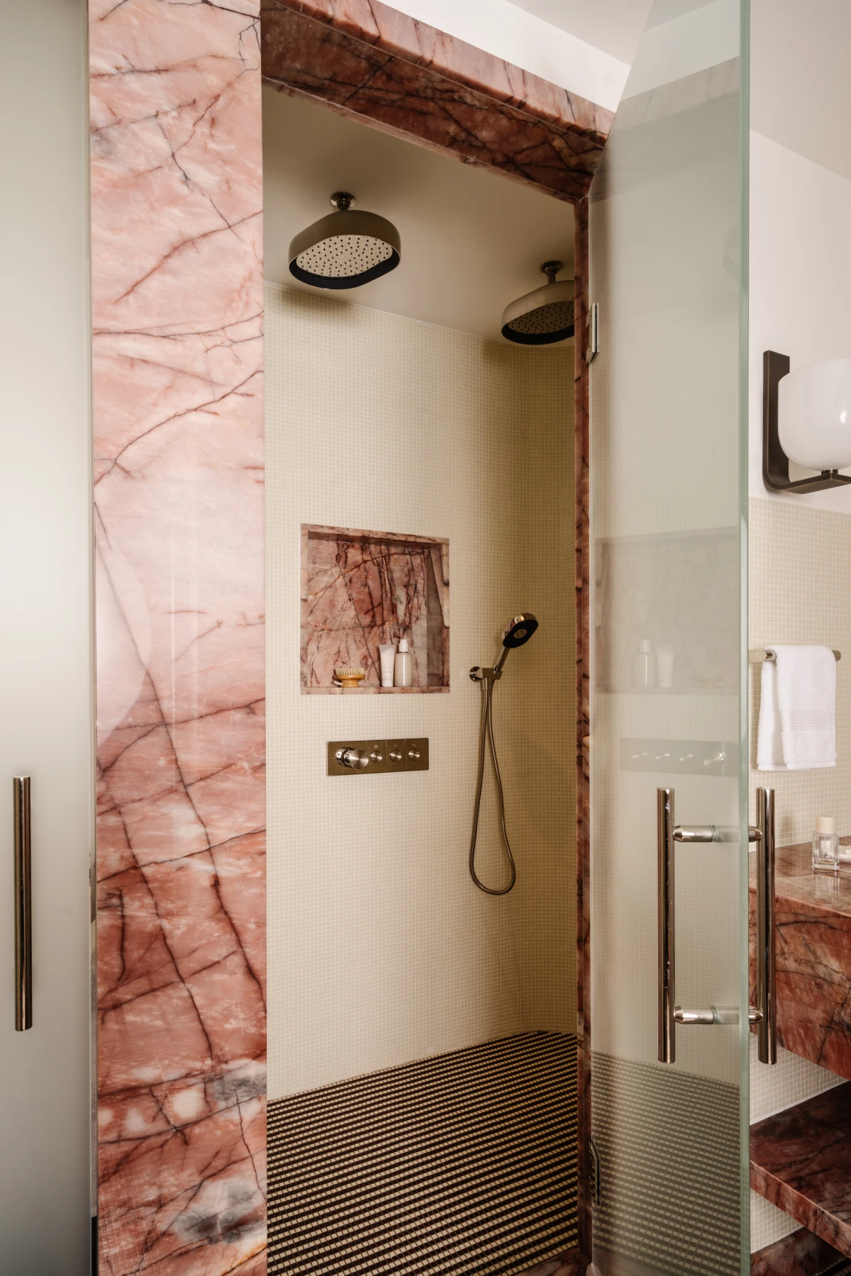 U ovom stanu mramorni detalji vode glavnu riječ, pogledajte kako se sve uklopilo