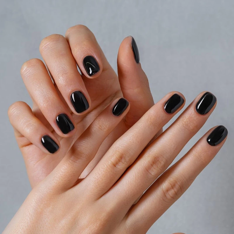 Kratki crni nokti su najpoželjniji trend sezone