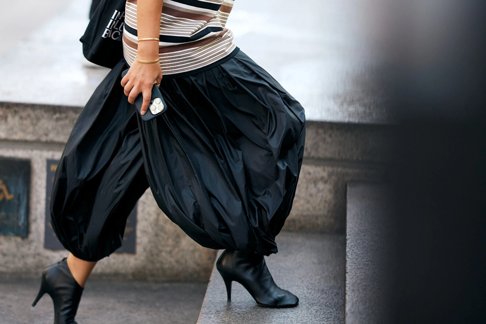 Balon hlače od svile i šifona romantičan su zaokret omiljenom modelu