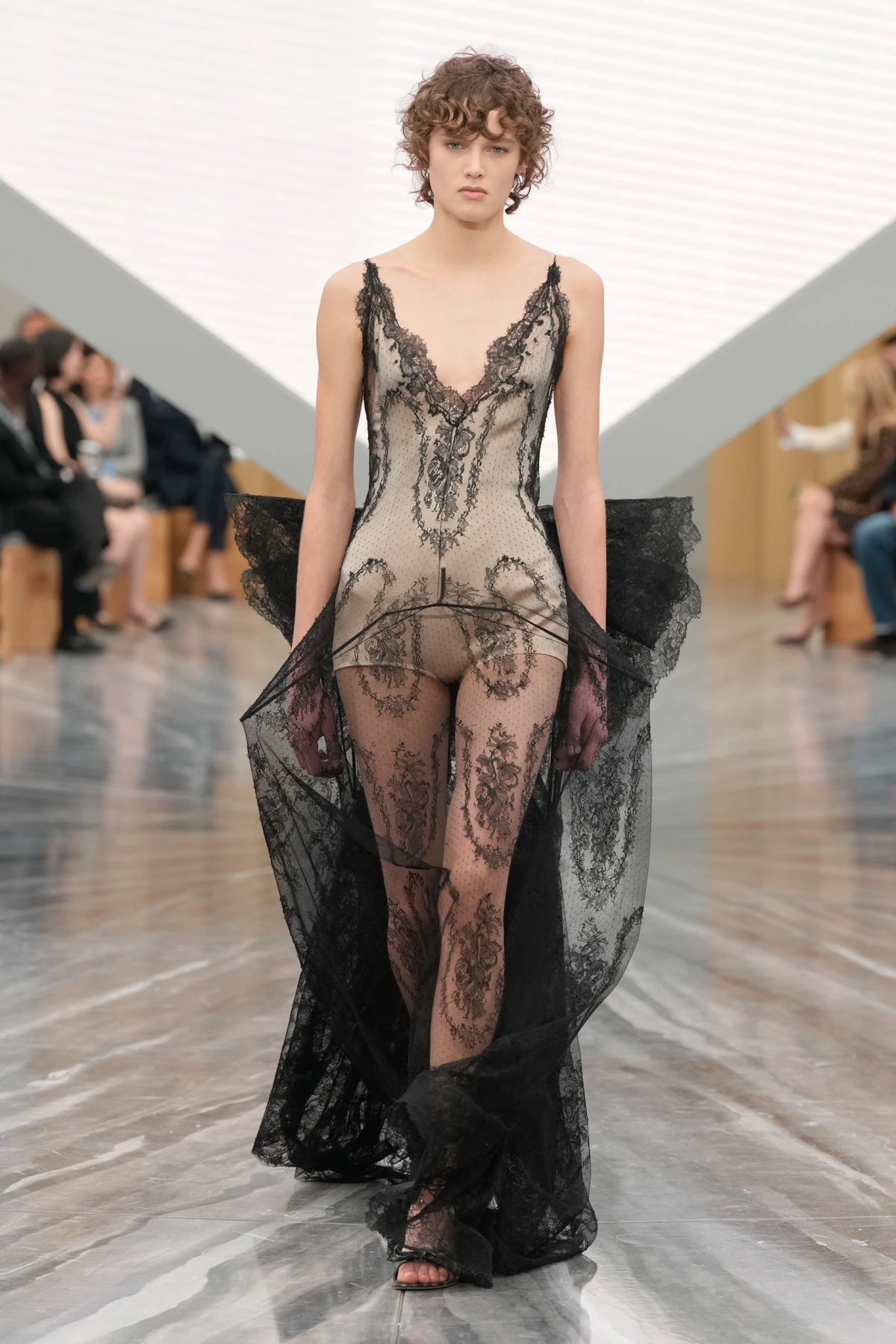 Pogledajte prvu žensku kolekciju Jonathana Andersona za Dior