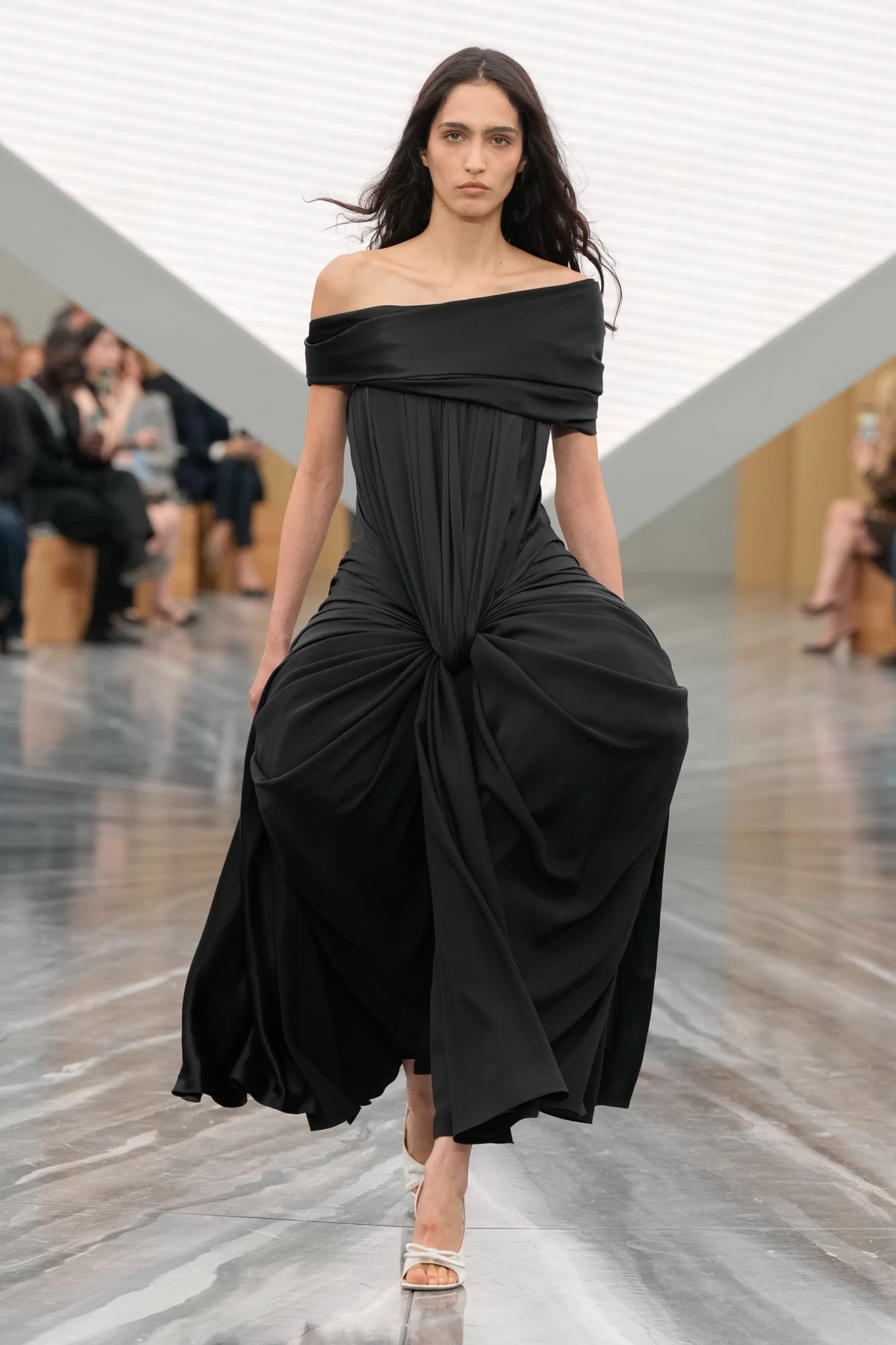 Pogledajte prvu žensku kolekciju Jonathana Andersona za Dior