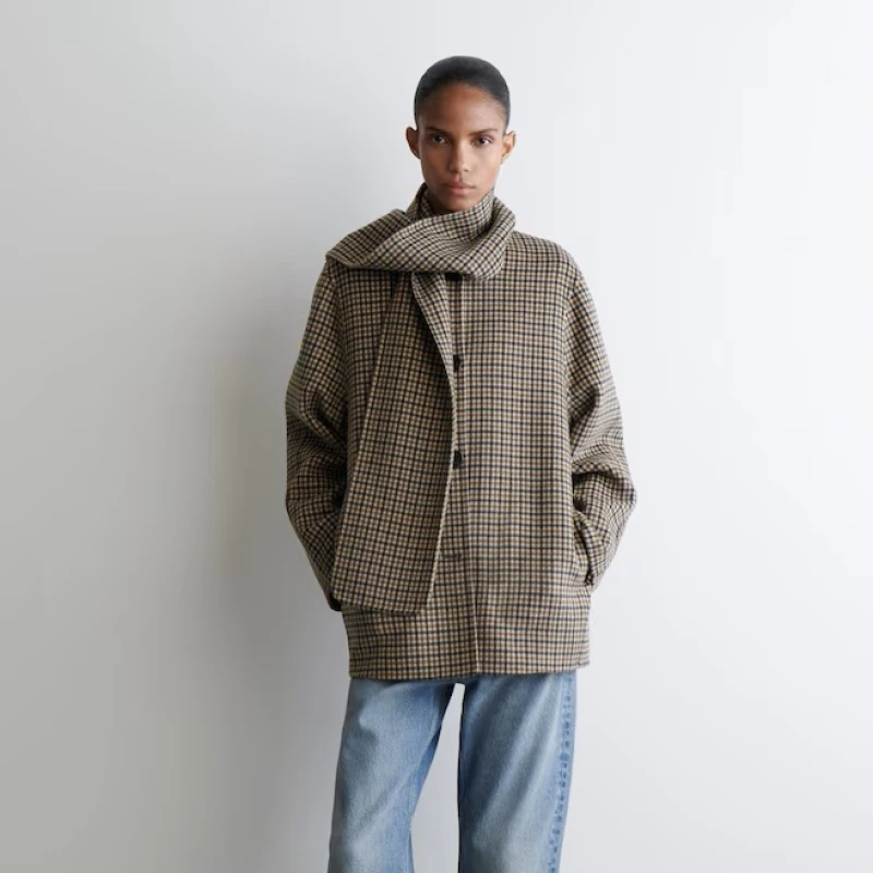 Karirani uzorak polako se uvlači u naše ormare, a mi ga unosimo s ovom COS jaknom