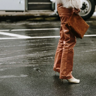 Zbog ovih Bottega Veneta kožnih hlača smo poželjeli smeđi model u svojoj kolekciji