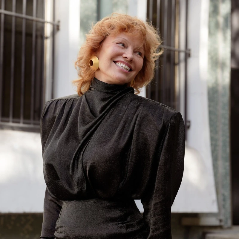 Look Tjedna: Pamela Anderson u 80's eleganciji na Mugler reviji