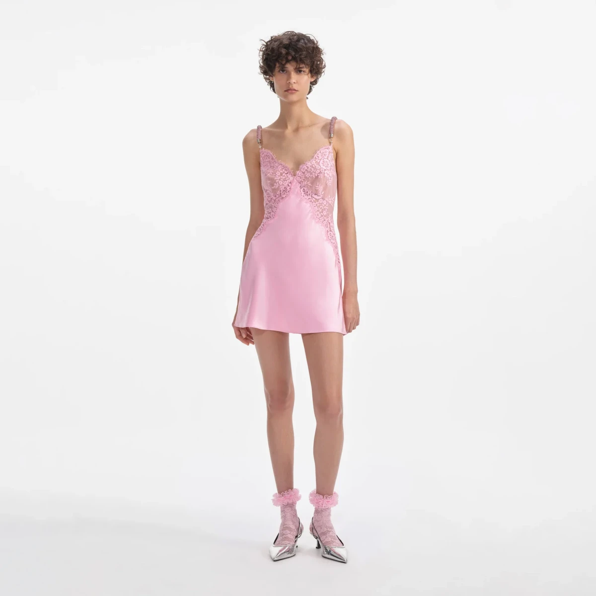 Jesenska garderoba nije potpuna bez romantične, ali i senzualne slip haljine