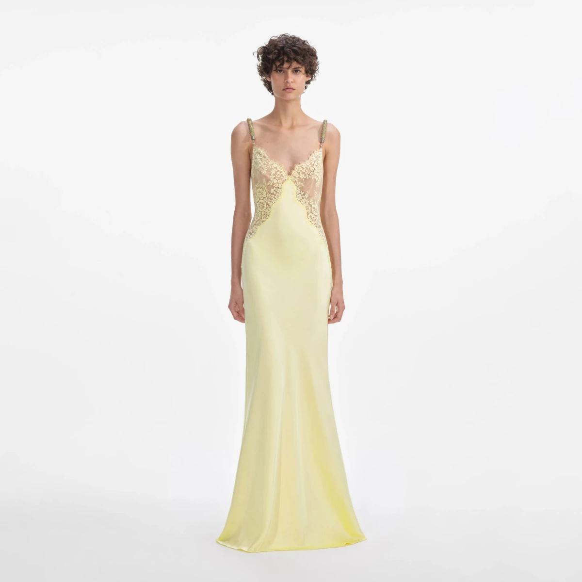 Jesenska garderoba nije potpuna bez romantične, ali i senzualne slip haljine