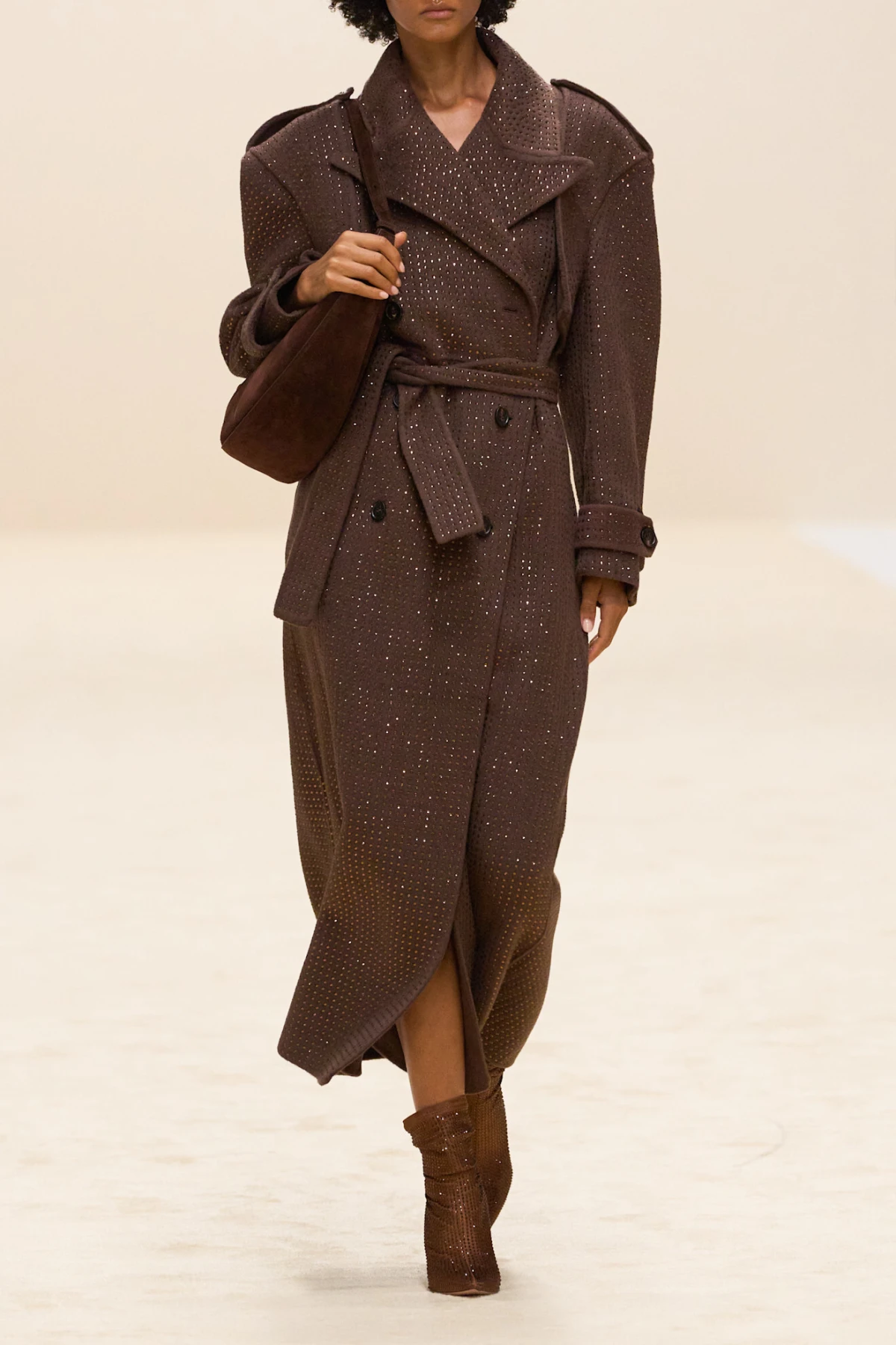 Ne, crni kaput nije najpoželjniji komad ove sezone. Nosi se bogatija boja...