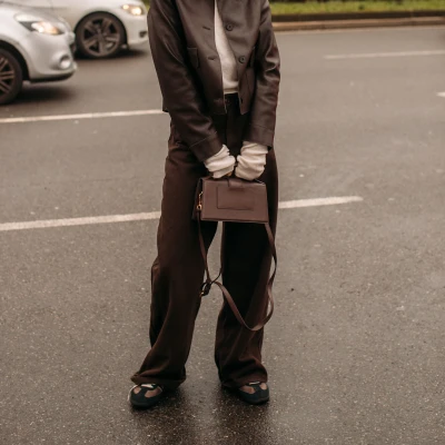 Zaboravite na bijele tenisice, ove jeseni sve se vrti oko smeđih tenisica od bru&scaron;ene kože