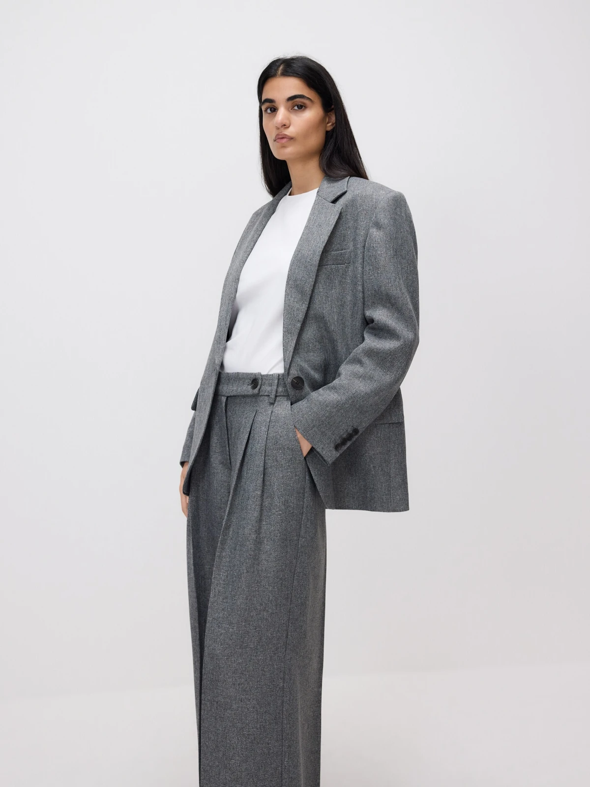 Siva odijela su preplavila ulice na Tjednu mode pa smo istražili ponudu u trgovinama