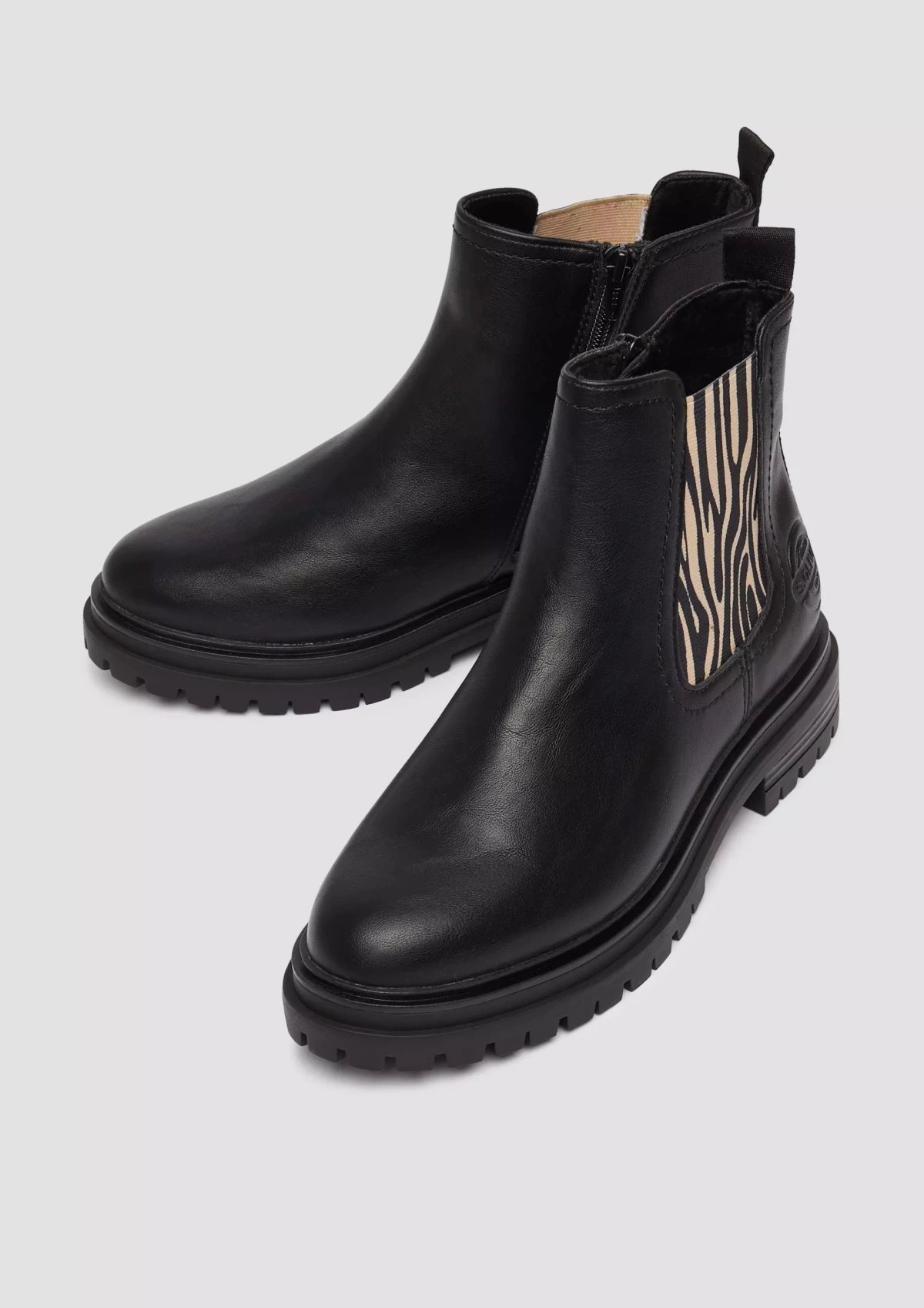 Ravne crne gležnjače su must have komad u ormaru, evo modela do 100 eura