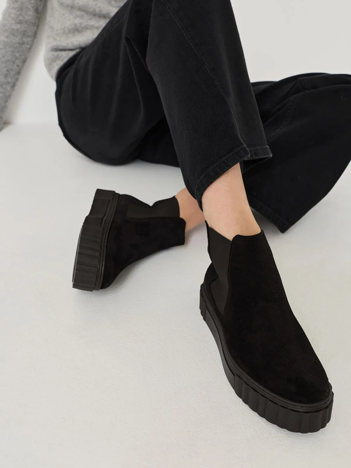 Ravne crne gležnjače su must have komad u ormaru, evo modela do 100 eura