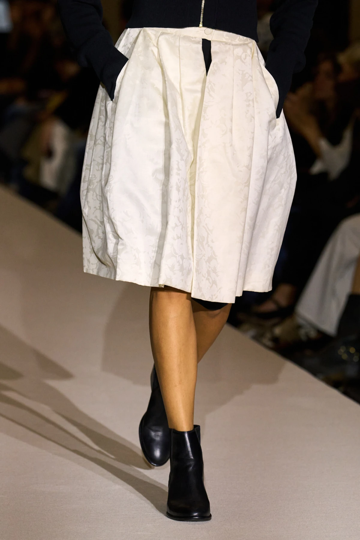 Ravne crne gležnjače su must have komad u ormaru, evo modela do 100 eura