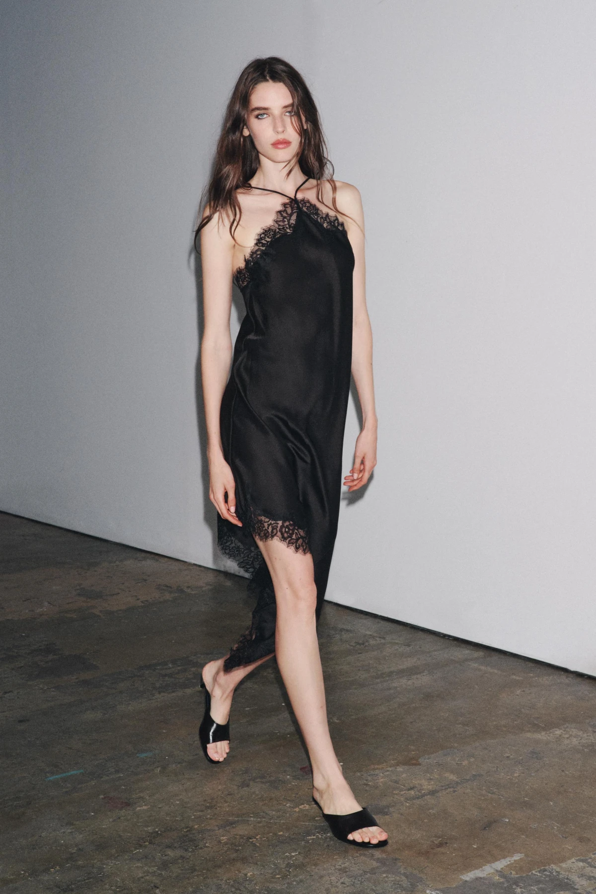 Zara je ponudu slip haljina s čipkom podigla na višu razinu