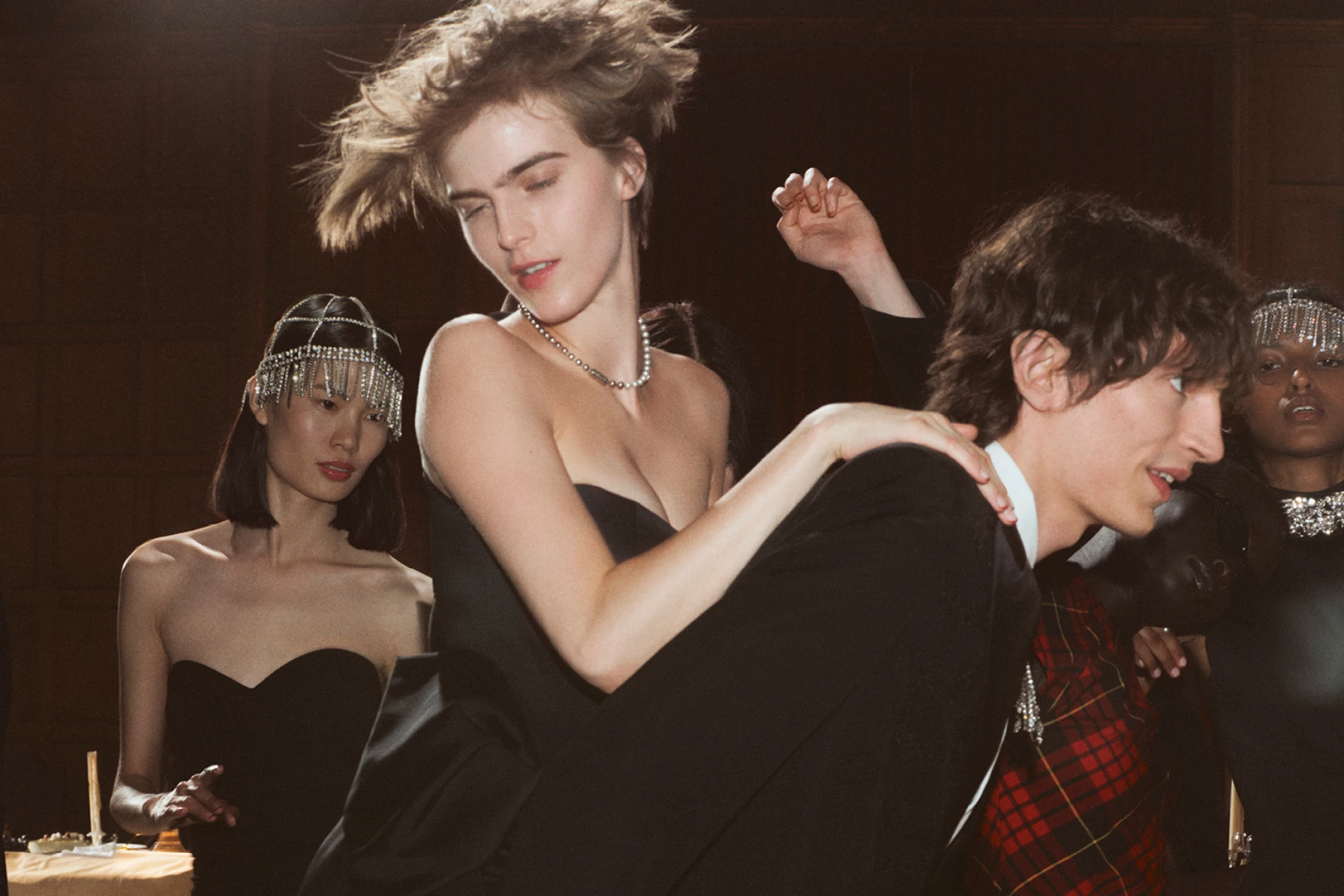 Zbog nove Alexander McQueen blagdanske kampanje jedva čekamo party sezonu