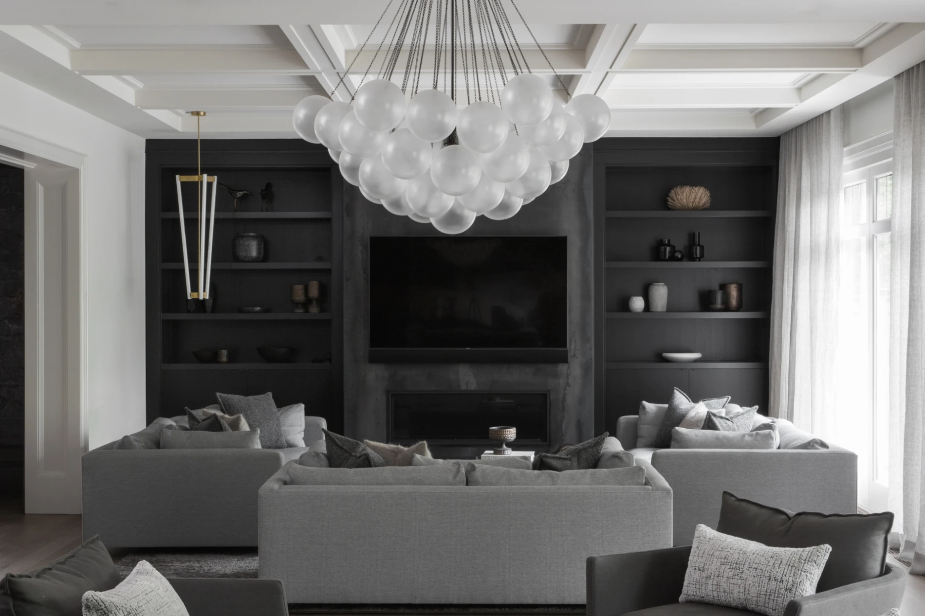 Tamne nijanse domu daju snažniji karakter, a ovaj stan to savršeno prikazuje