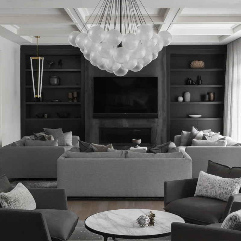 Tamne nijanse domu daju snažniji karakter, a ovaj stan to savršeno prikazuje