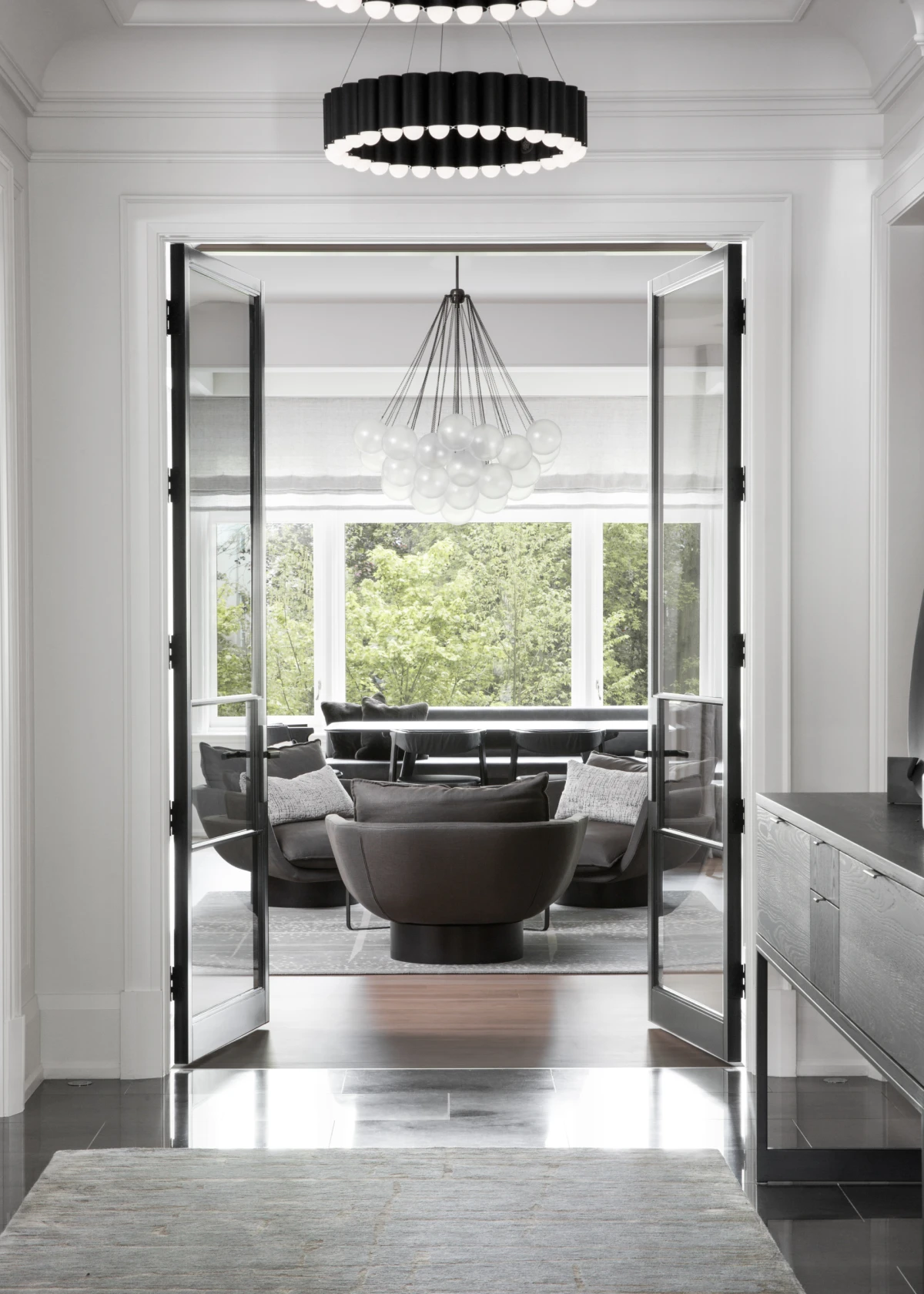 Tamne nijanse domu daju snažniji karakter, a ovaj stan to savršeno prikazuje