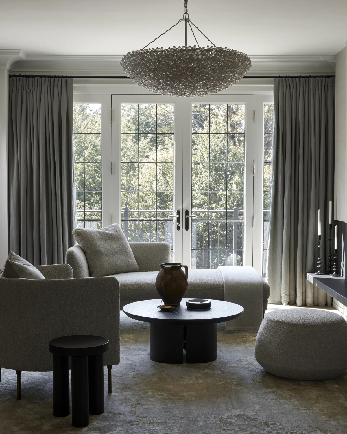 Tamne nijanse domu daju snažniji karakter, a ovaj stan to savršeno prikazuje