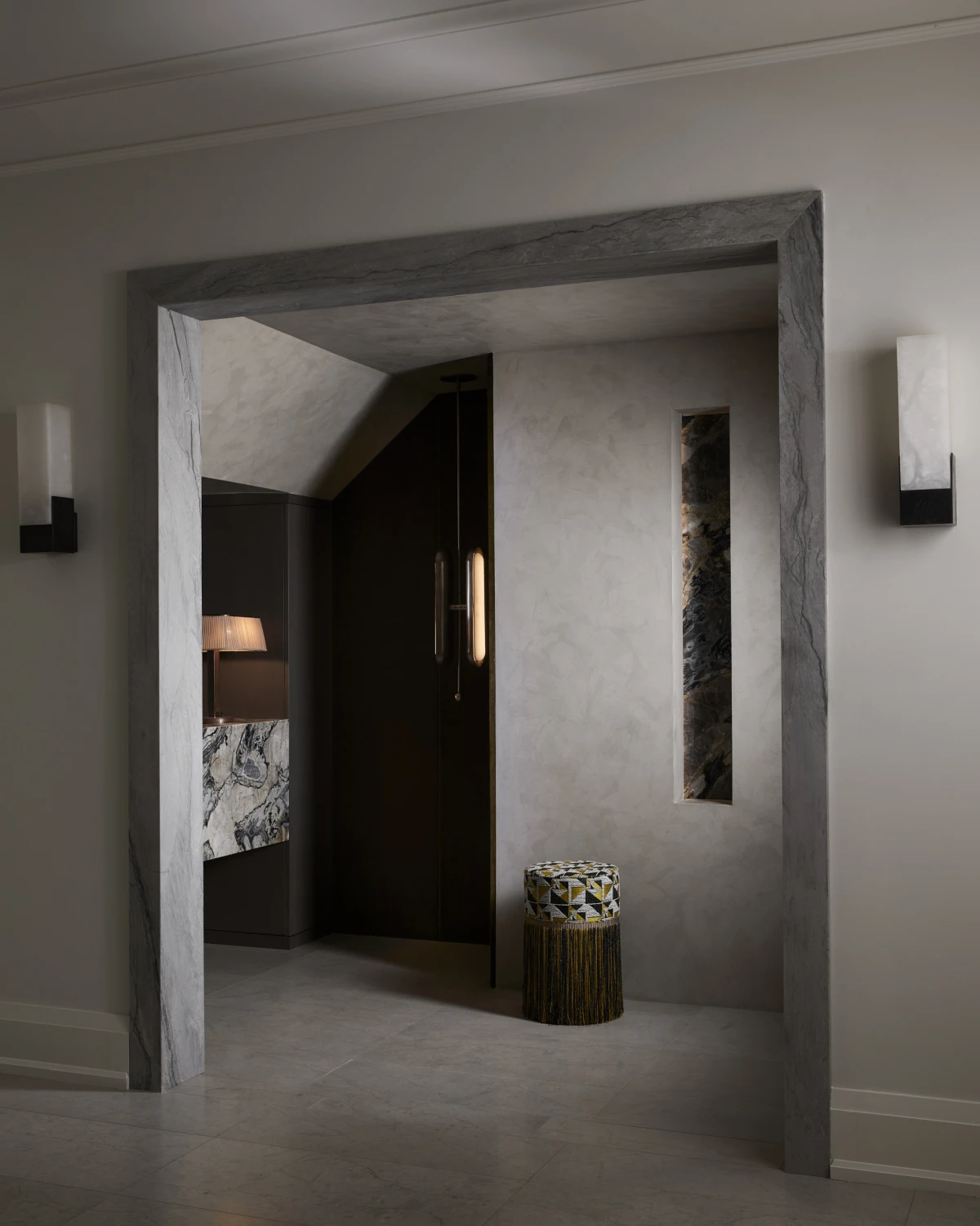 Tamne nijanse domu daju snažniji karakter, a ovaj stan to savršeno prikazuje