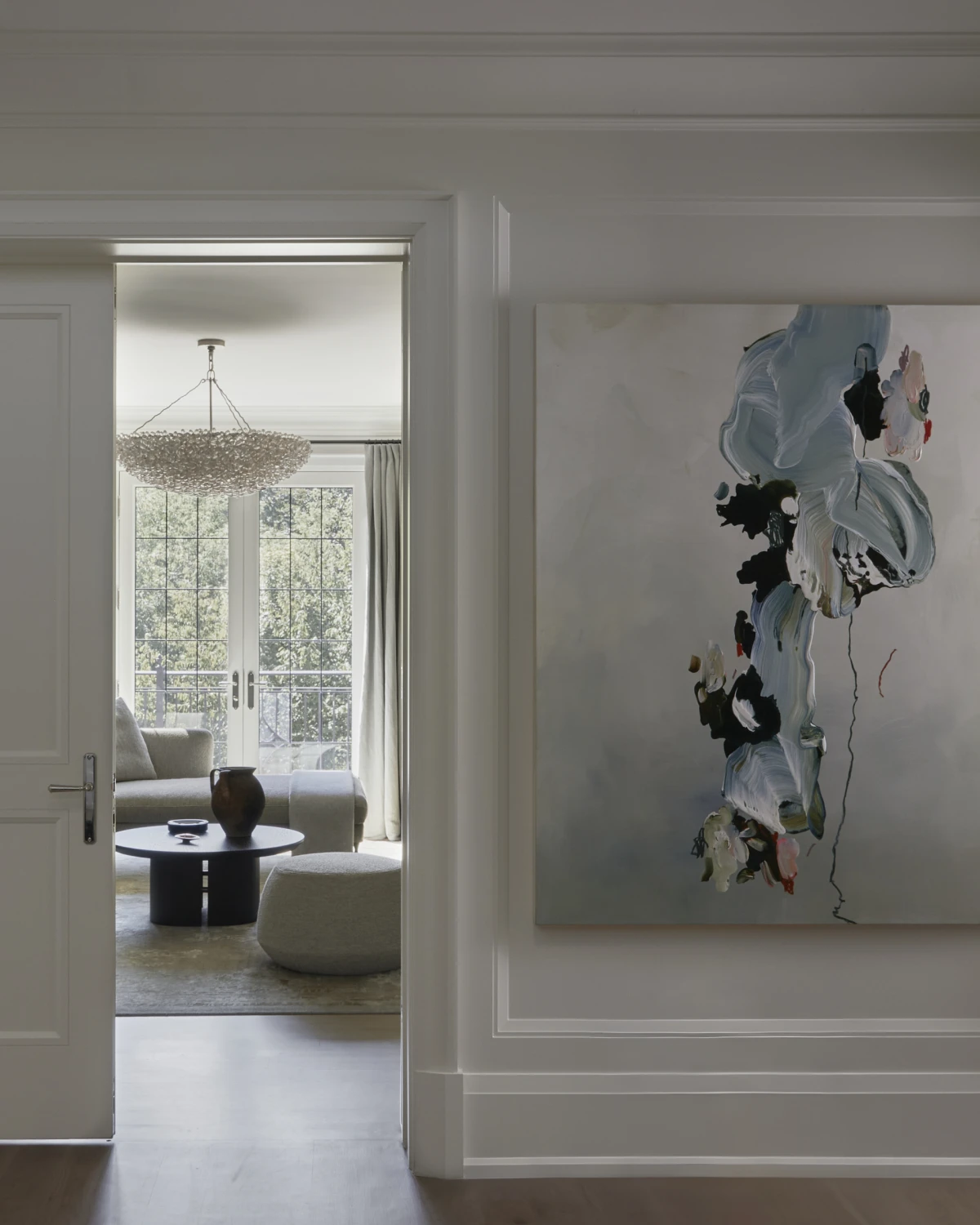 Tamne nijanse domu daju snažniji karakter, a ovaj stan to savršeno prikazuje