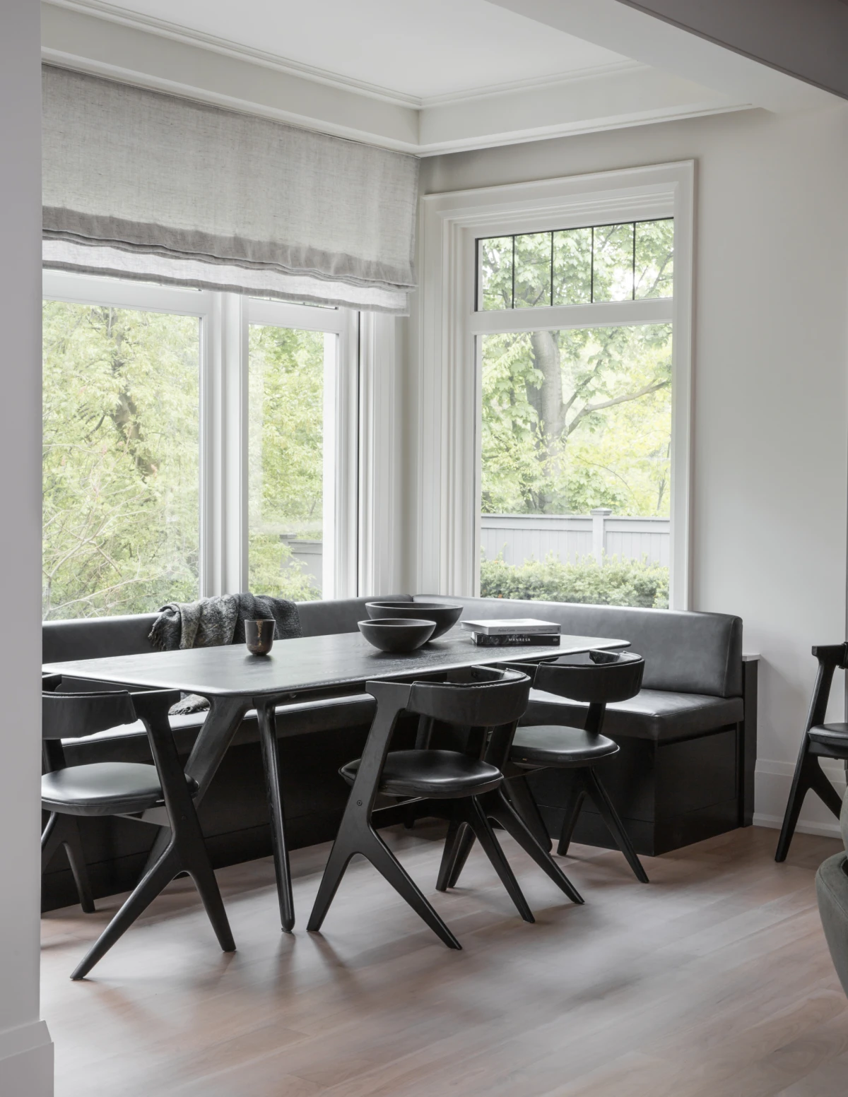 Tamne nijanse domu daju snažniji karakter, a ovaj stan to savršeno prikazuje