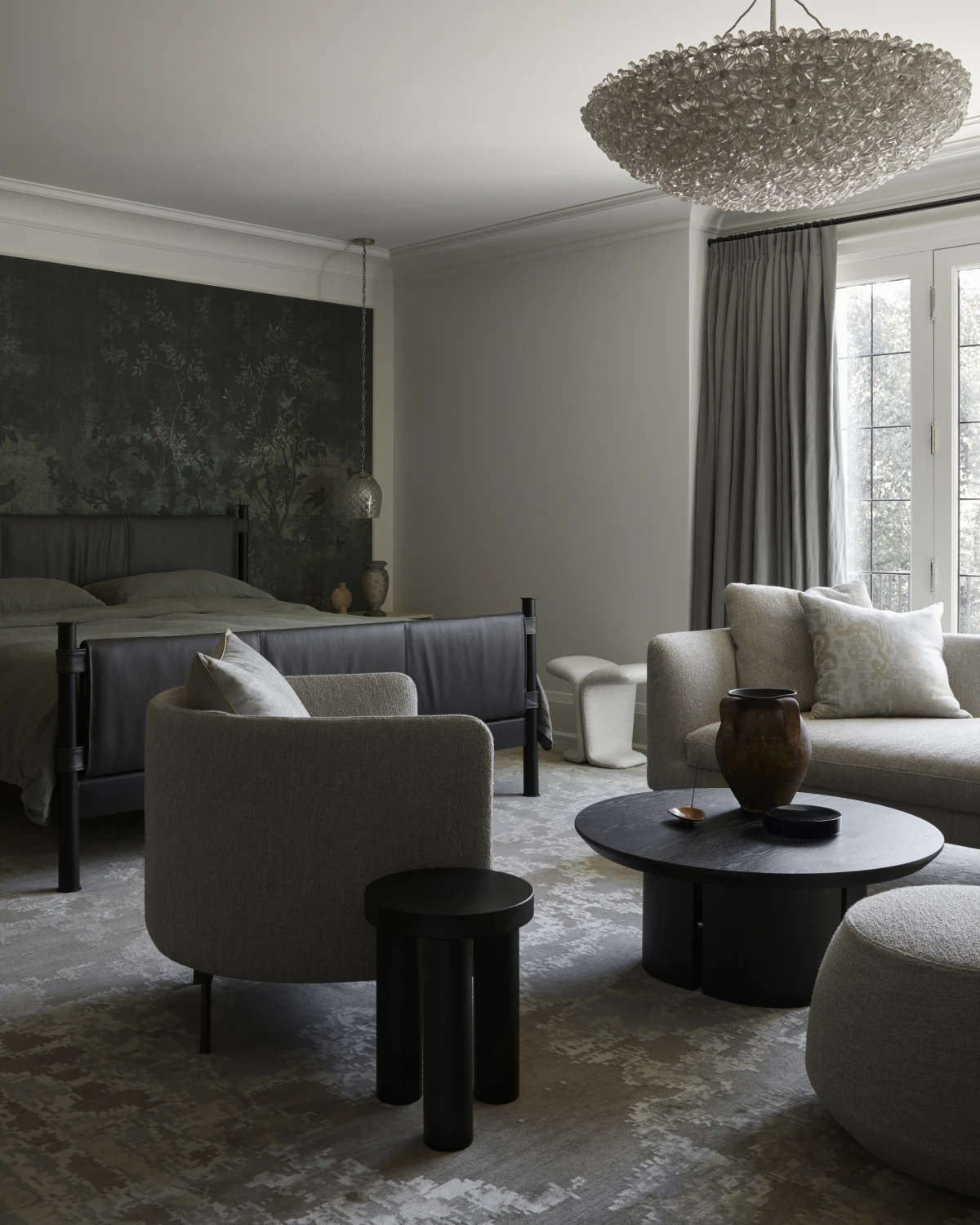 Tamne nijanse domu daju snažniji karakter, a ovaj stan to savršeno prikazuje