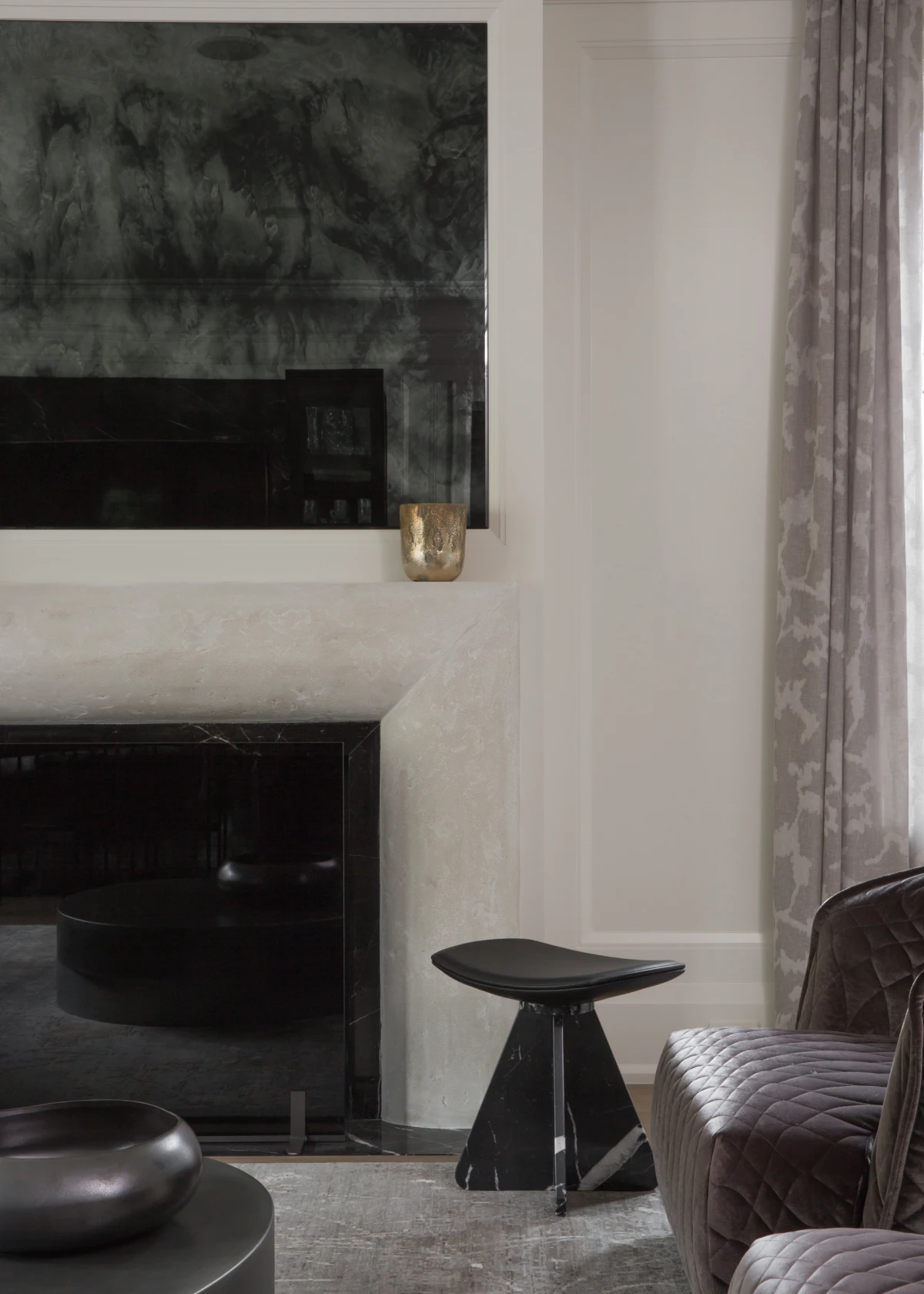 Tamne nijanse domu daju snažniji karakter, a ovaj stan to savršeno prikazuje