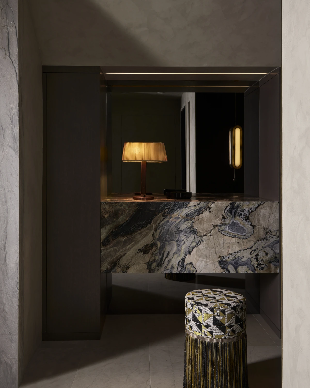 Tamne nijanse domu daju snažniji karakter, a ovaj stan to savršeno prikazuje