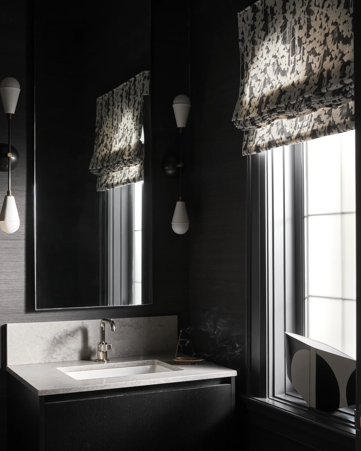 Tamne nijanse domu daju snažniji karakter, a ovaj stan to savršeno prikazuje