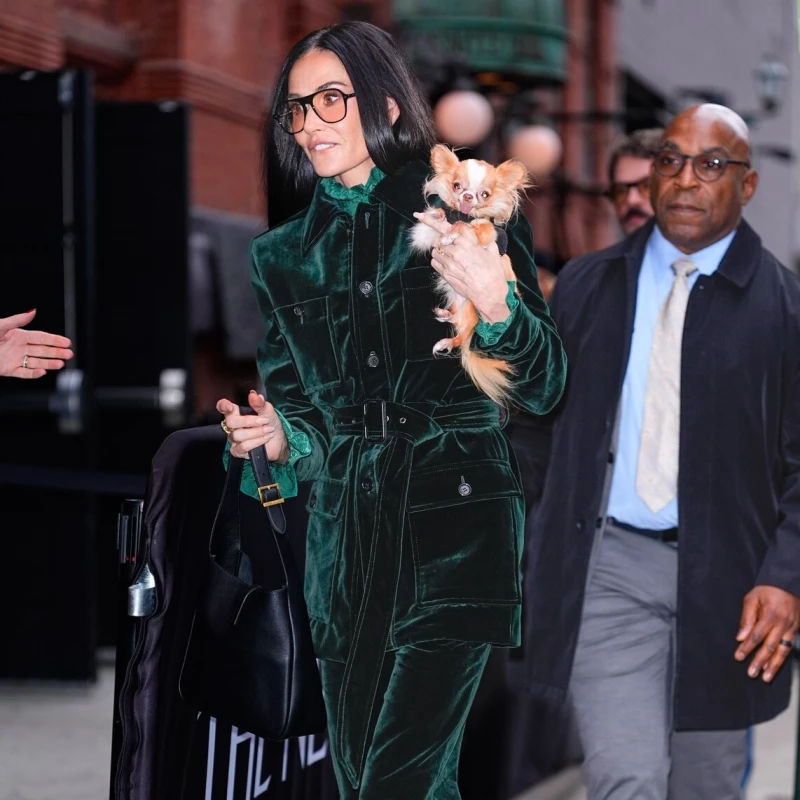 Demi Moore u baršunasto zelenom odijelu o kojem ćemo sanjati