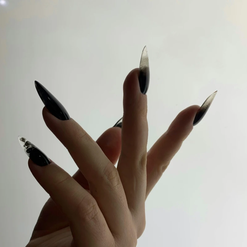 Manikura tjedna: Crni chrome nokti kao najglamurozniji Halloween trend