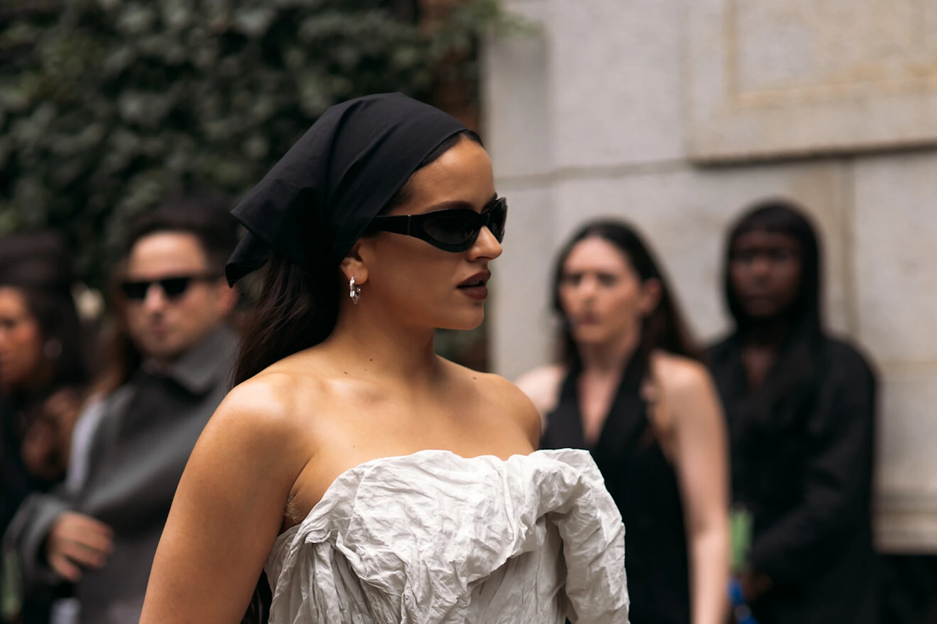 Rosalia u novom spotu nosi jako dobre vintage komade