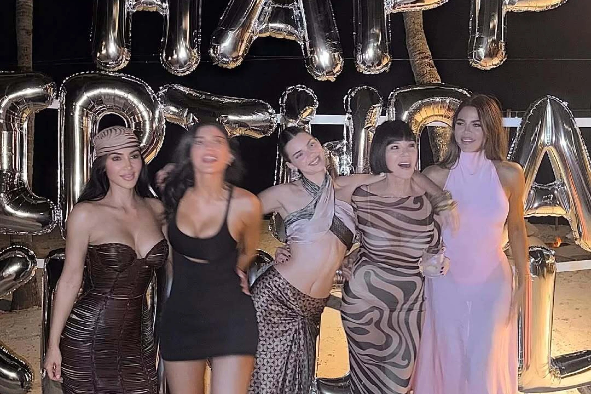 Kendall Jenner ušla je u 30. sa stilom: Egzotična plaža, skupocjeno vino i vatromet