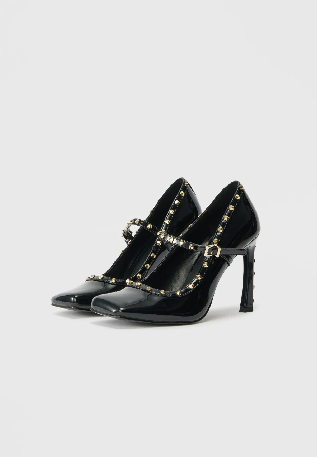 Nije Prada, ali je Valentino Garavani - Čini se da ćemo ponovno nositi salonke sa zakovicama