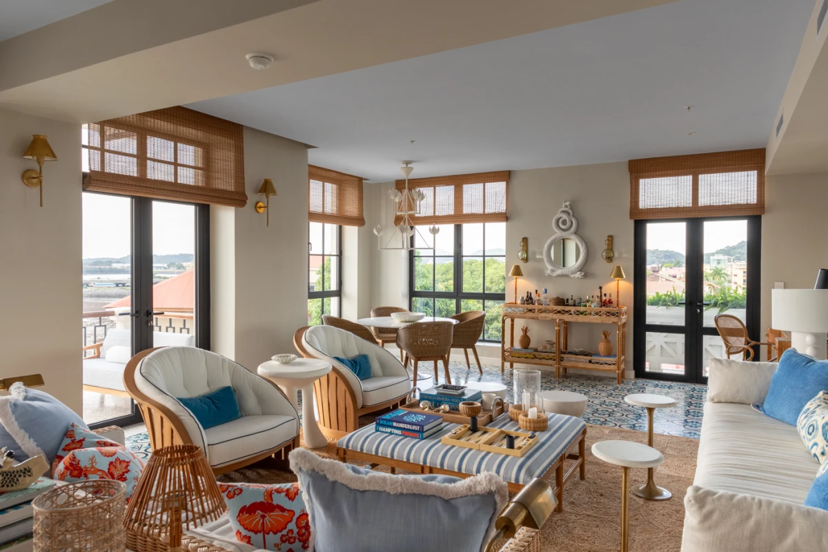 Ovaj renovirani dom s pogledom na Tihi ocean oduševio nas je posebnim mediteranskim tkaninama i detaljima