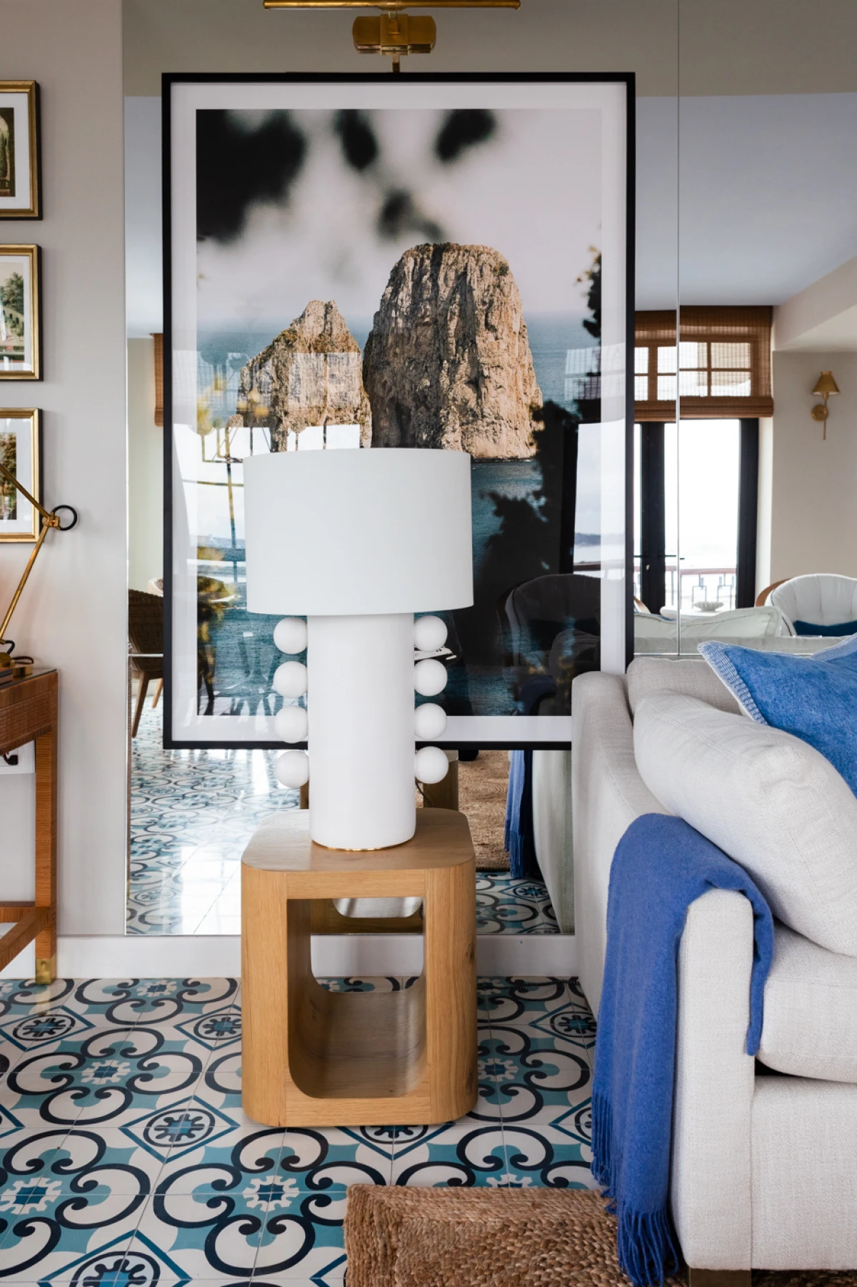 Ovaj renovirani dom s pogledom na Tihi ocean oduševio nas je posebnim mediteranskim tkaninama i detaljima