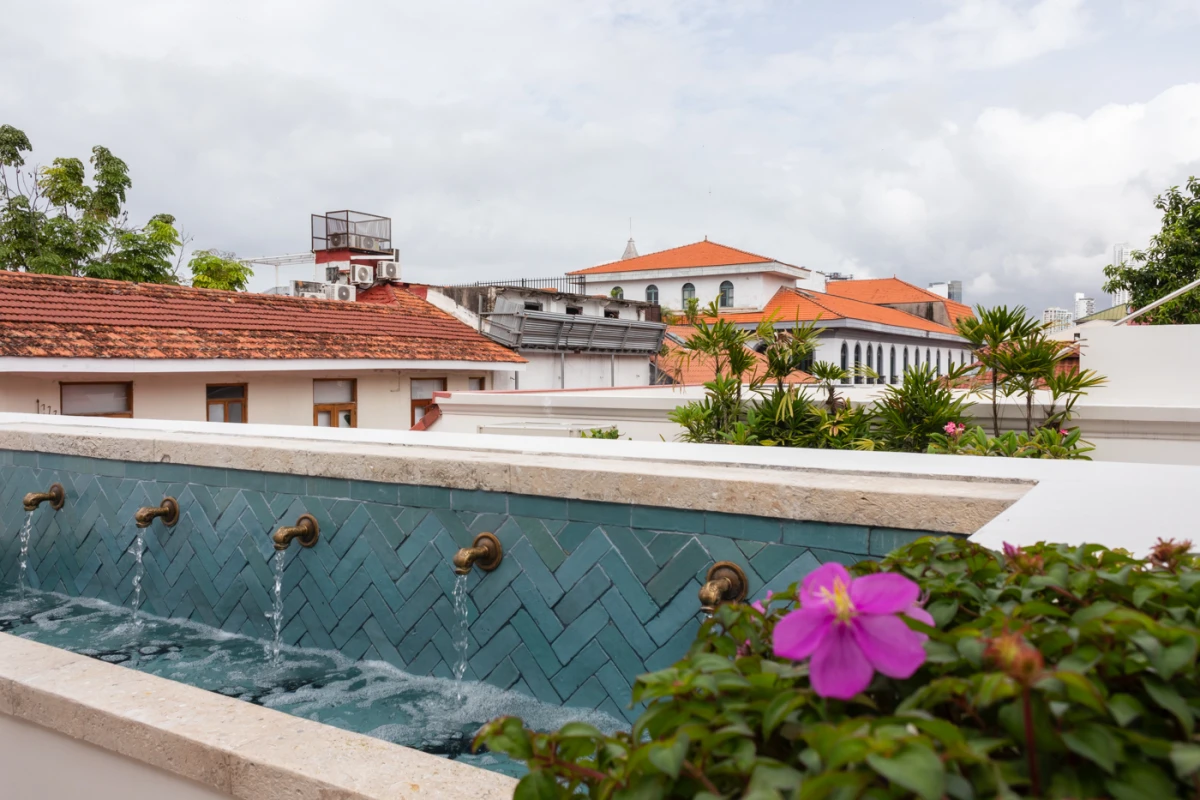 Ovaj renovirani dom s pogledom na Tihi ocean oduševio nas je posebnim mediteranskim tkaninama i detaljima