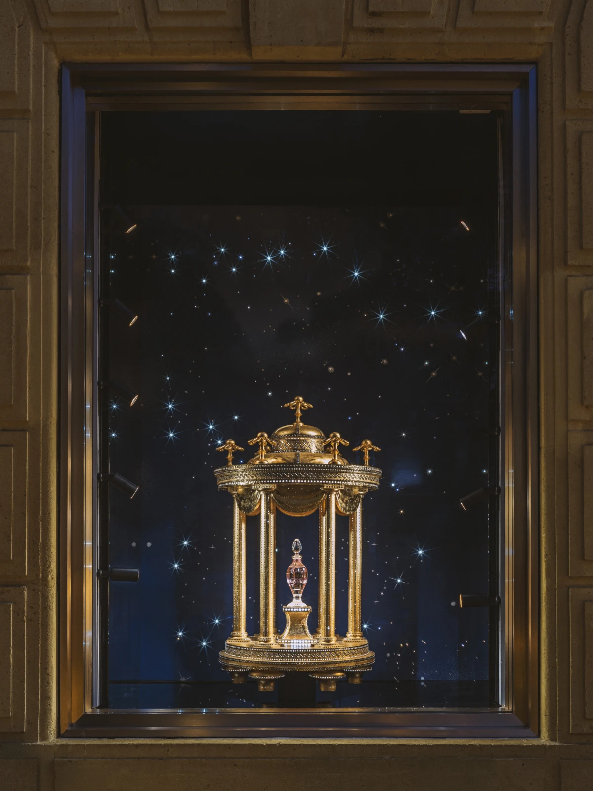 Dior nas je ponovo osvojio čarobnim božićnim izlogom u Parizu