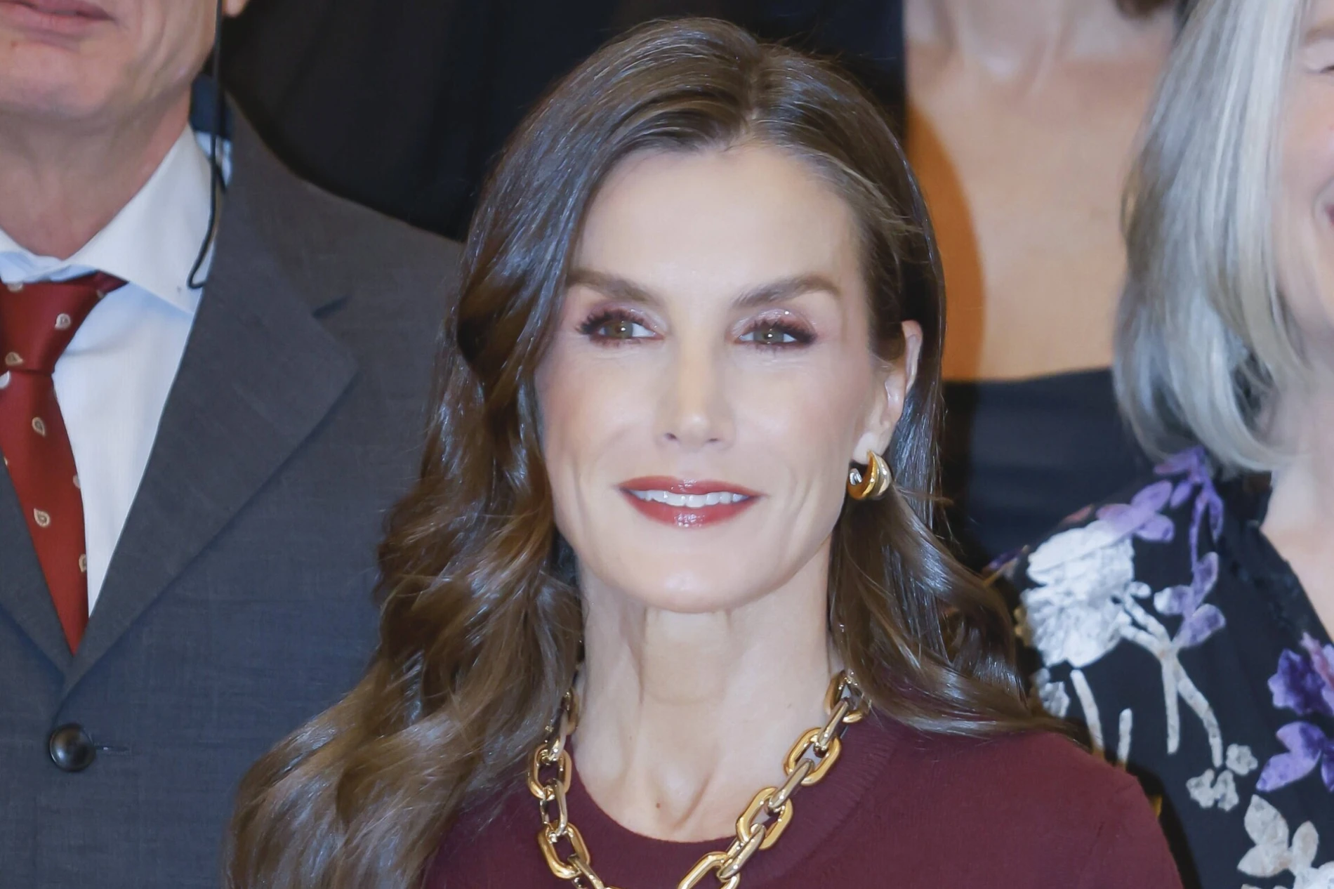 Steal the Look: Kraljica Letizia zablistala je u bordo kombinaciji od glave do pete