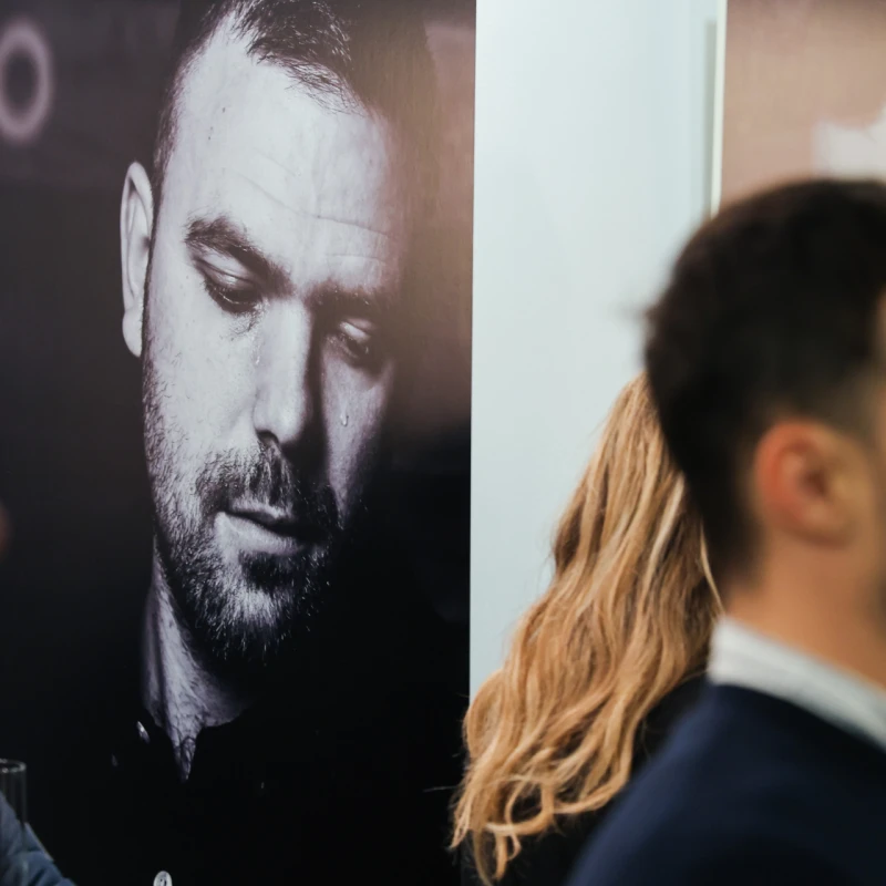 Izložba fotografija koja razbija predrasude: Otvorena je „Muška strana priče”