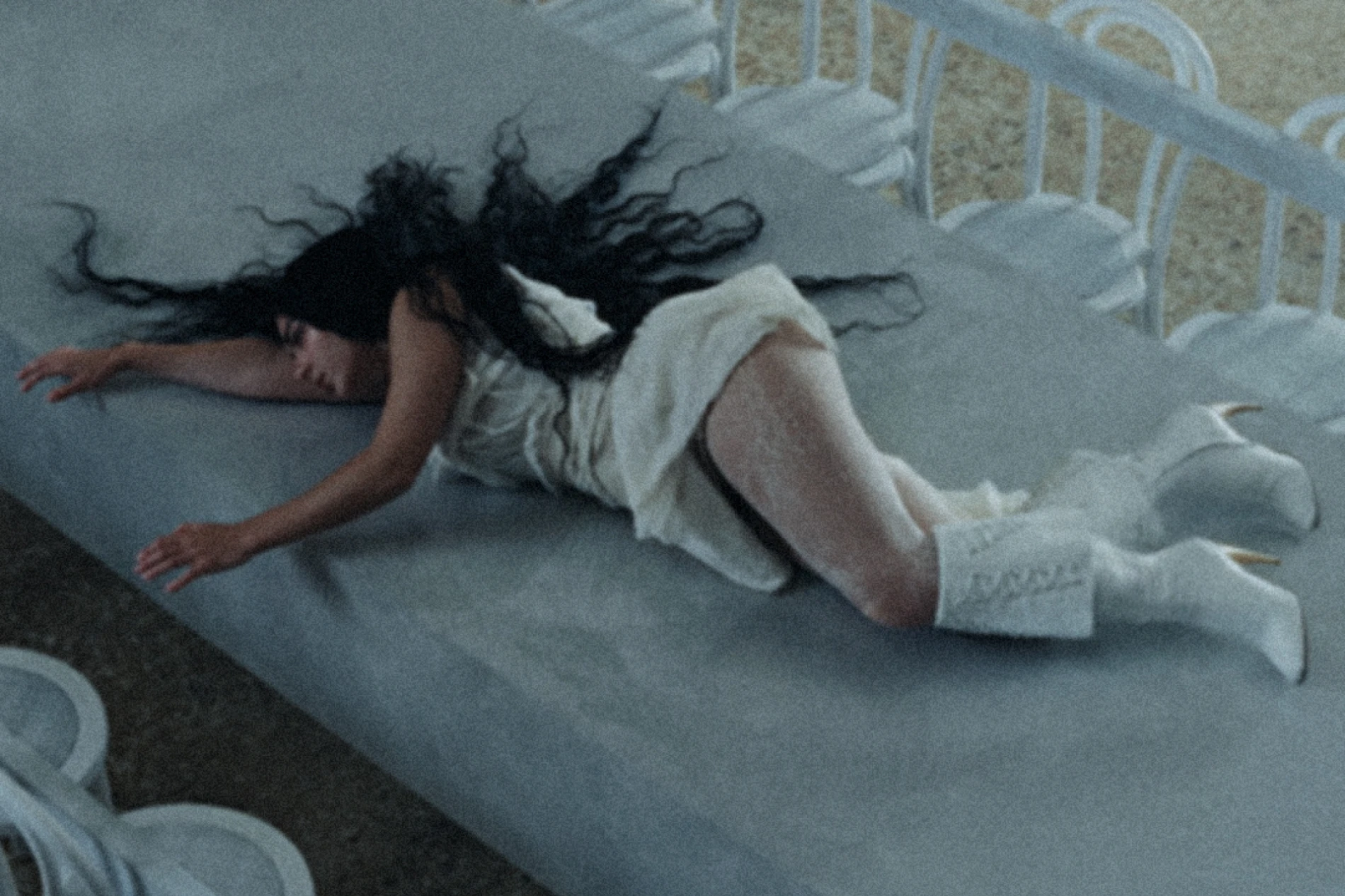 Charli XCX oduševila nas je hit McQueen čizmama u novom spotu