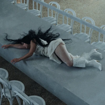 Charli XCX oduševila nas je hit McQueen čizmama u novom spotu