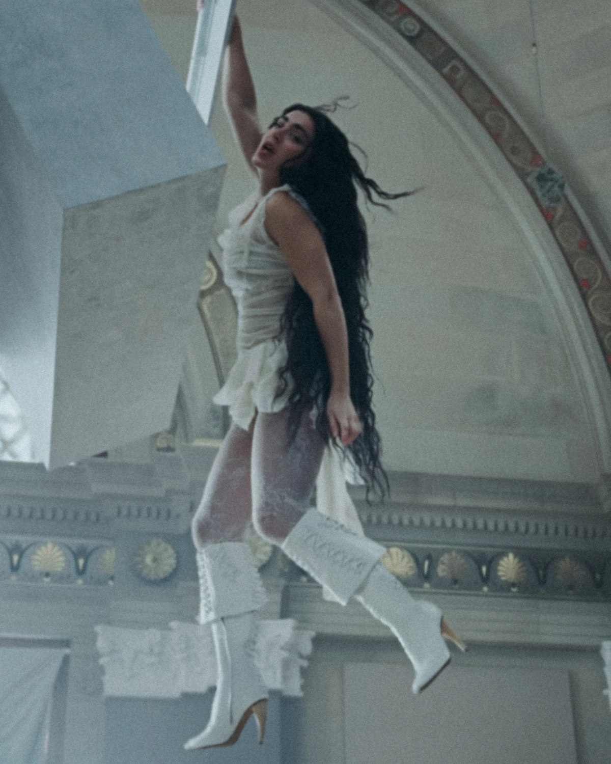 Charli XCX oduševila nas je hit McQueen čizmama u novom spotu