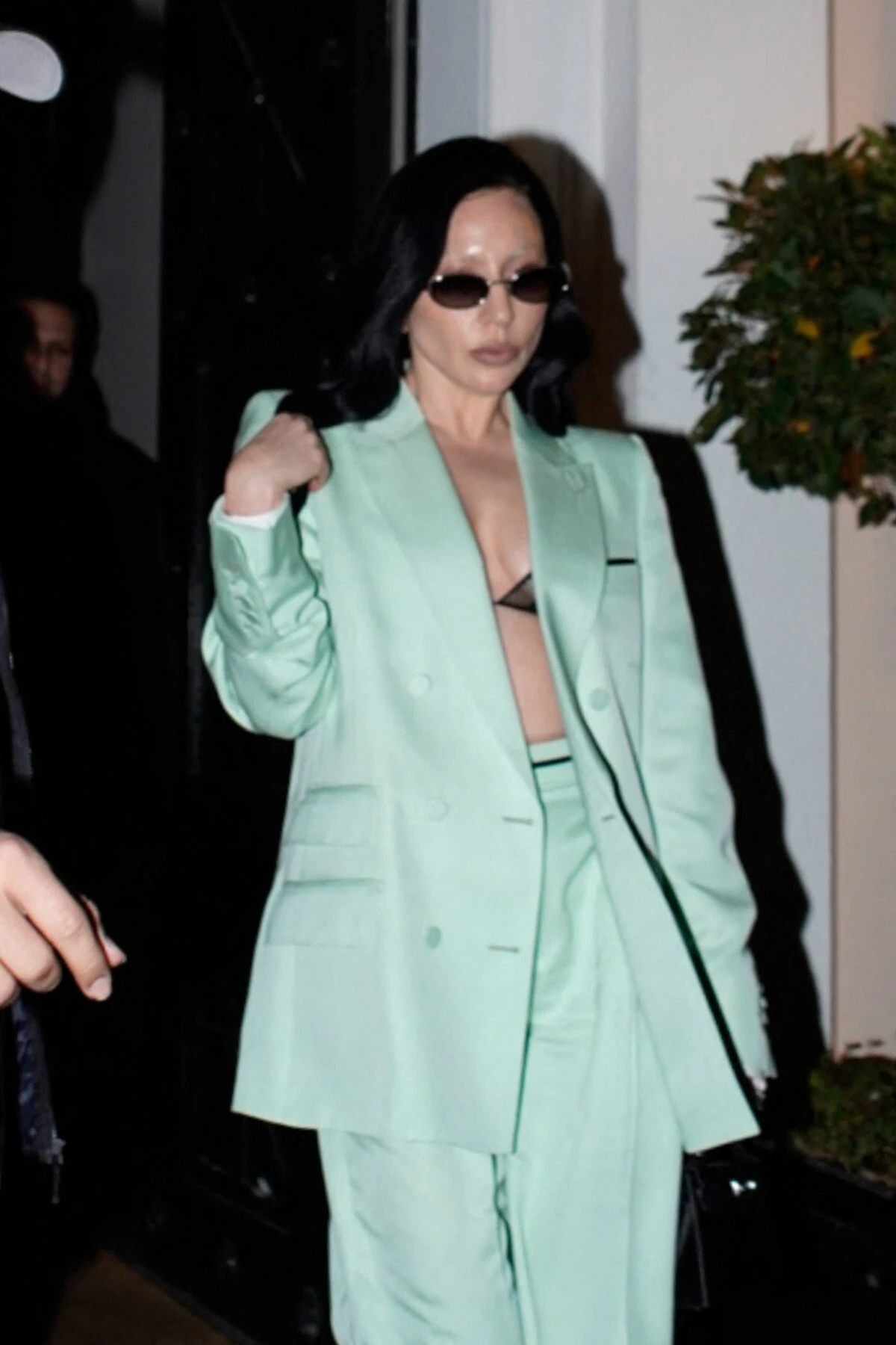 Look dana: Lady Gaga u Tom Ford odijelu (ne)očekivane boje