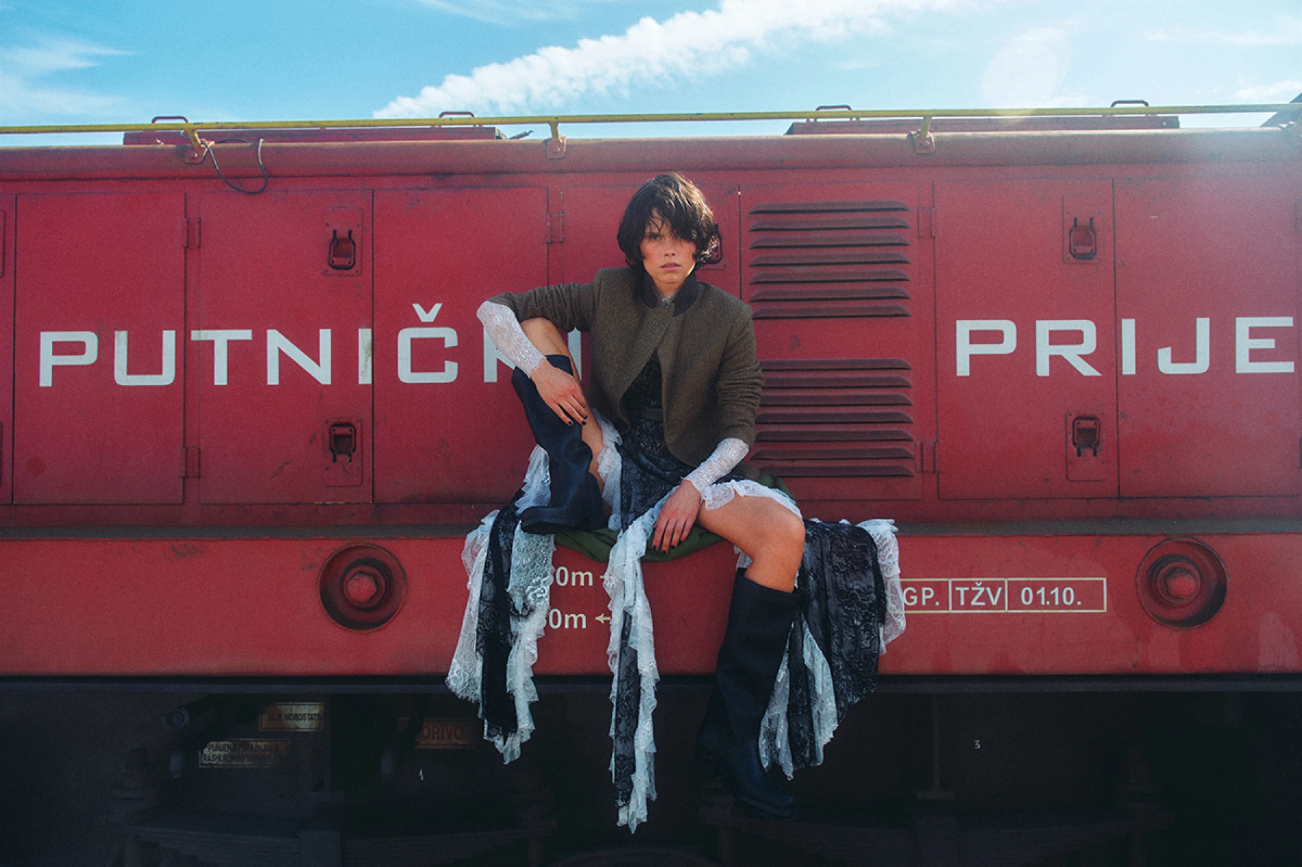 Elle editorijal: Off track, on trend