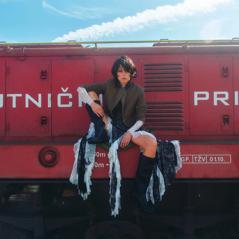 Elle editorijal: Off track, on trend