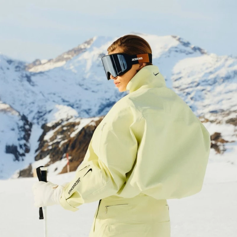 Jacquemus x Nike kolekcija koja je stvorena za après-ski je stigla u prodaju