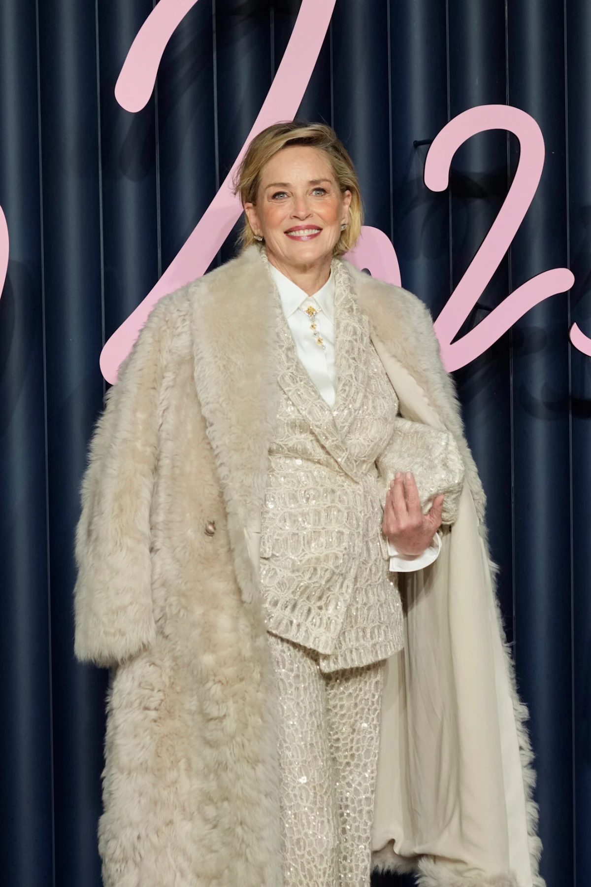 Sharon Stone nam je dokazala da je bijelo odijelo savršen izbor za svečana događanja