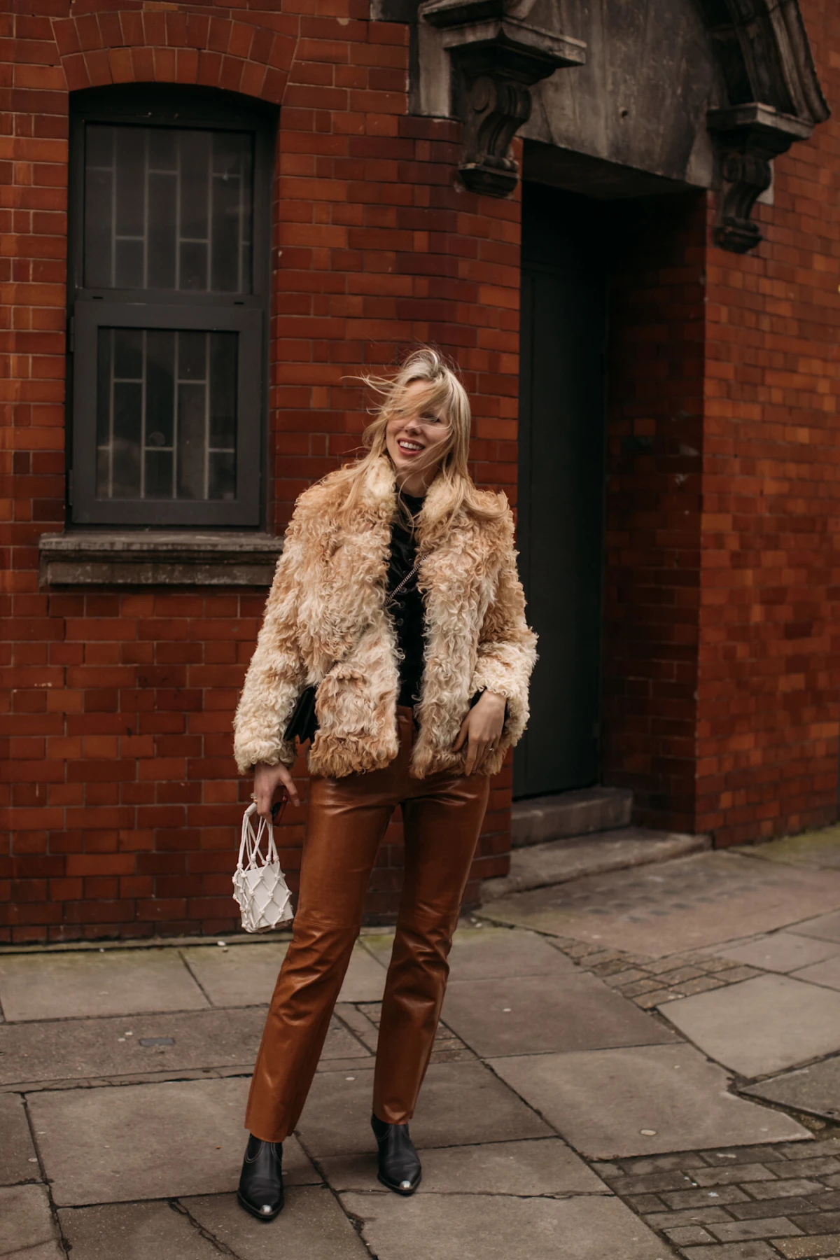 Crne kožne hlače su klasika koju trebamo u ormaru, ali ove boje su još više cool